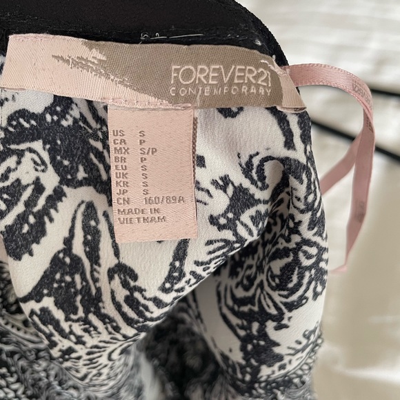 Black and White Blouse from Forever 21. - Picture 2 of 4